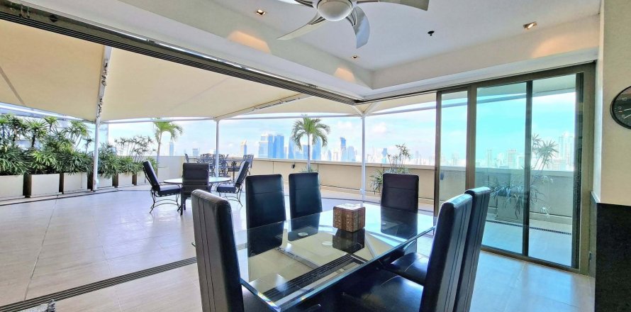 Condo in Khlong Toei, Bangkok, Thailand, 3 bedrooms  № 153004