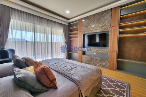 House in Pattaya, Thailand 4 bedrooms № 195930 - photo 30
