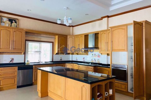 House in Pattaya, Thailand 5 bedrooms № 197281 - photo 8