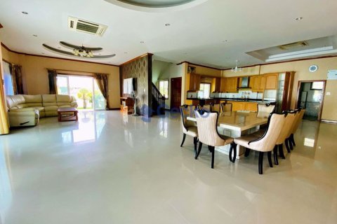 House in Pattaya, Thailand 5 bedrooms № 197281 - photo 6
