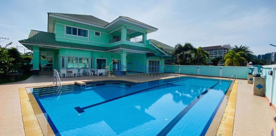 House in Pattaya, Thailand 5 bedrooms № 197281