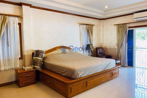 House in Pattaya, Thailand 5 bedrooms № 197281 - photo 11