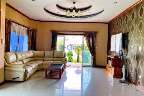 House in Pattaya, Thailand 5 bedrooms № 197281 - photo 5