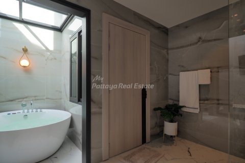 House in Pattaya, Thailand 6 bedrooms № 71783 - photo 10