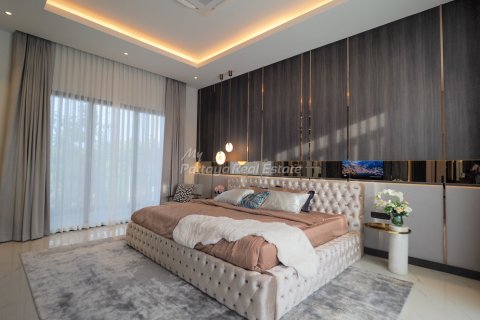 House in Pattaya, Thailand 6 bedrooms № 71783 - photo 15