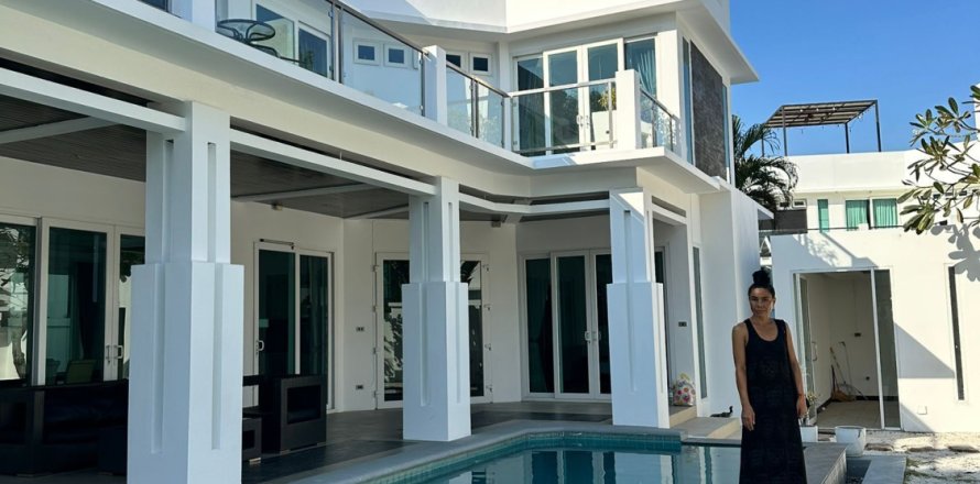 Villa in Pattaya, Thailand 4 bedrooms № 156528