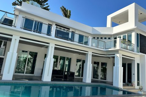 Villa in Pattaya, Thailand 4 bedrooms № 156528 - photo 2