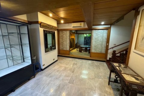 Таунхаус в Бангкоке, Таиланд с 3 спальнями  № 143199 - фото 2