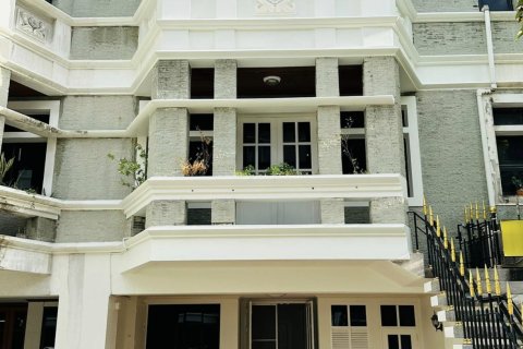 Таунхаус в Бангкоке, Таиланд с 3 спальнями  № 143199 - фото 1