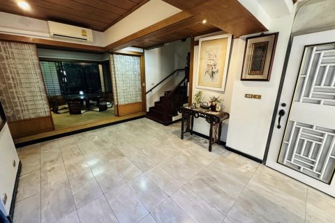 Таунхаус в Бангкоке, Таиланд с 3 спальнями  № 143199 - фото 3