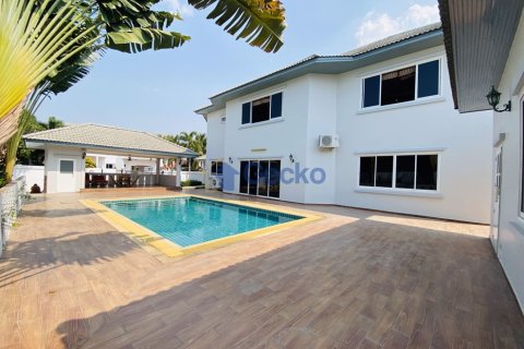 House in Pattaya, Thailand 5 bedrooms № 196851 - photo 2