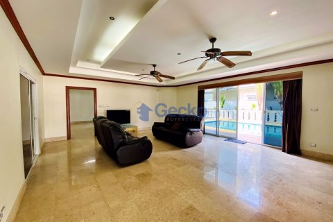 House in Pattaya, Thailand 5 bedrooms № 196851 - photo 7