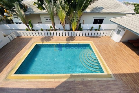 House in Pattaya, Thailand 5 bedrooms № 196851 - photo 17