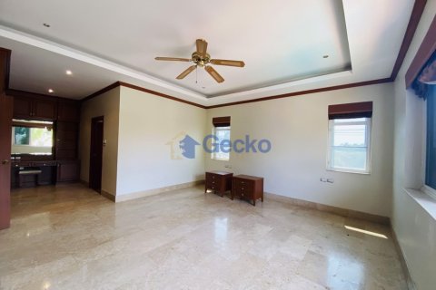 House in Pattaya, Thailand 5 bedrooms № 196851 - photo 28