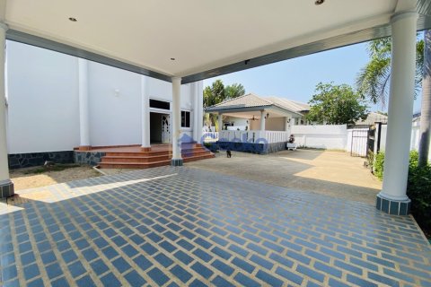 House in Pattaya, Thailand 5 bedrooms № 196851 - photo 3