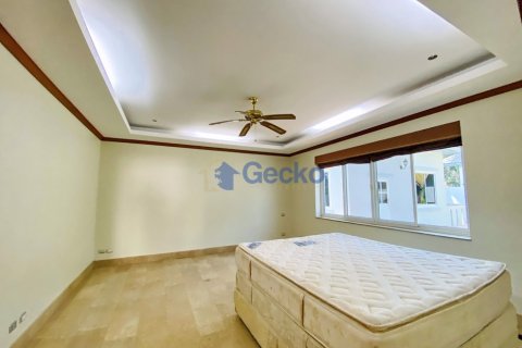 House in Pattaya, Thailand 5 bedrooms № 196851 - photo 12