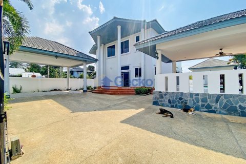 House in Pattaya, Thailand 5 bedrooms № 196851 - photo 4