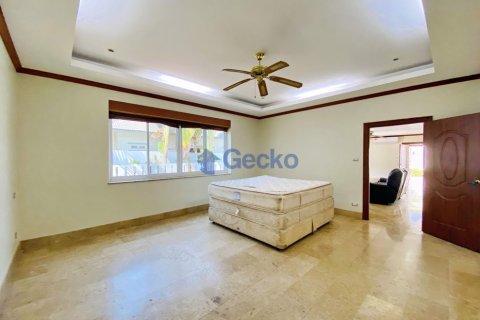 House in Pattaya, Thailand 5 bedrooms № 196851 - photo 13
