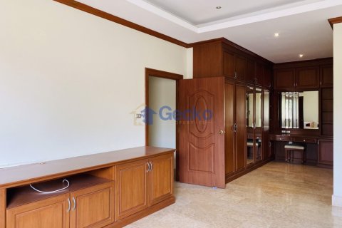 House in Pattaya, Thailand 5 bedrooms № 196851 - photo 26