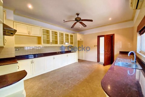 House in Pattaya, Thailand 5 bedrooms № 196851 - photo 8