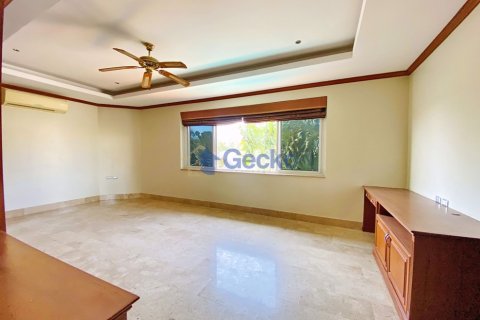 House in Pattaya, Thailand 5 bedrooms № 196851 - photo 15