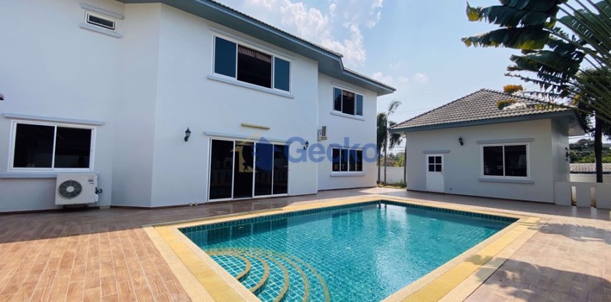 House in Pattaya, Thailand 5 bedrooms № 196851