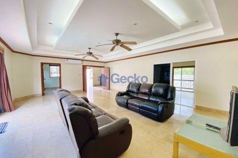 House in Pattaya, Thailand 5 bedrooms № 196851 - photo 6