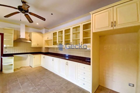 House in Pattaya, Thailand 5 bedrooms № 196851 - photo 5