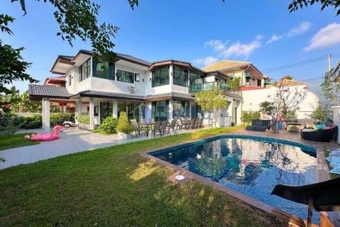 House in Pattaya, Thailand 7 bedrooms № 196561 - photo 2