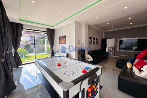 House in Pattaya, Thailand 7 bedrooms № 196561 - photo 13