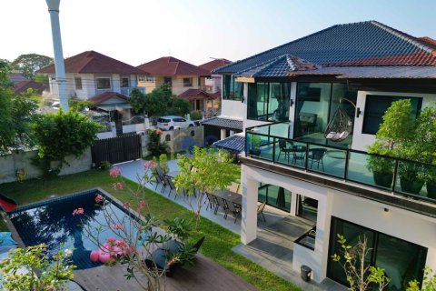 House in Pattaya, Thailand 7 bedrooms № 196561 - photo 16