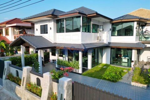 House in Pattaya, Thailand 7 bedrooms № 196561 - photo 3
