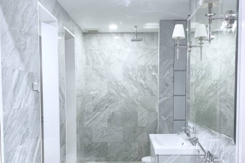 Condo in Phra Khanong, Bangkok, Thailand, 2 bedrooms  № 164207 - photo 8