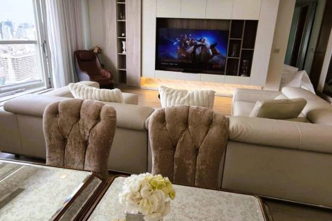 Condo in Bangkok, Thailand, 3 bedrooms  № 180787 - photo 2