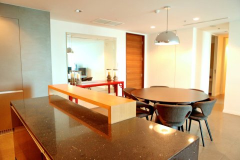 Condo in Bangkok, Thailand, 3 bedrooms  № 180791 - photo 2