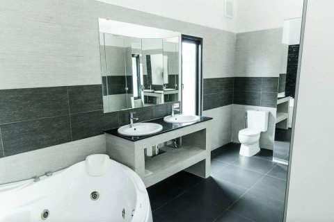 Villa in Hua Hin, Thailand 3 bedrooms № 171093 - photo 12