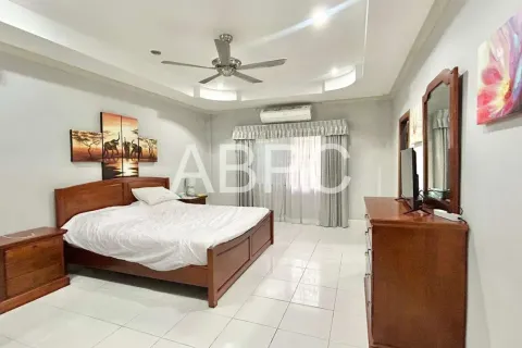 Casa de 3 dormitorios en Pattaya, Tailandia № 211391 - foto 11