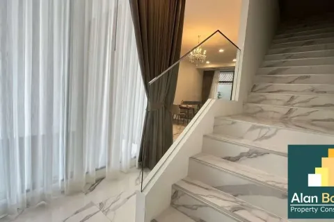 Casa de 4 dormitorios en Pattaya, Tailandia № 211389 - foto 4
