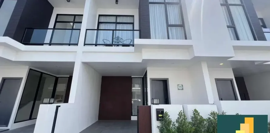 Casa de 4 dormitorios en Pattaya, Tailandia № 211389