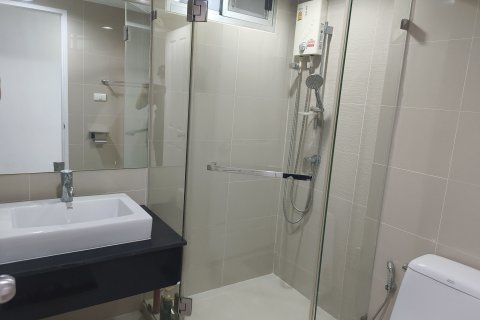 Кондоминиум с 2 спальнями в Хуай Кванге, Бангкок, Таиланд № 151405 - фото 8