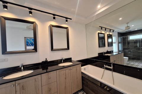 House in Hua Hin, Thailand 3 bedrooms № 163149 - photo 21