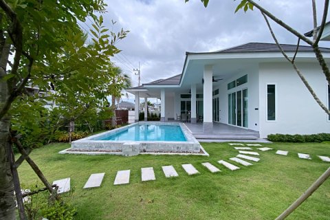 Villa in Hua Hin, Thailand 4 bedrooms № 168331 - photo 2