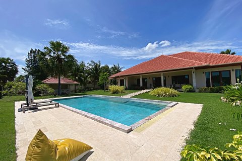 Villa in Pran Buri, Thailand 5 bedrooms № 168297