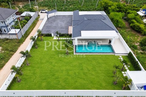 House in Pattaya, Thailand 5 bedrooms № 233225 - photo 2