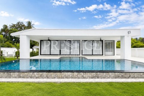 Casa de 5 dormitorios en Pattaya, Tailandia № 233225