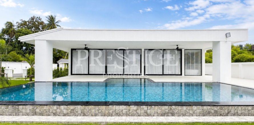 House in Pattaya, Thailand 5 bedrooms № 233225