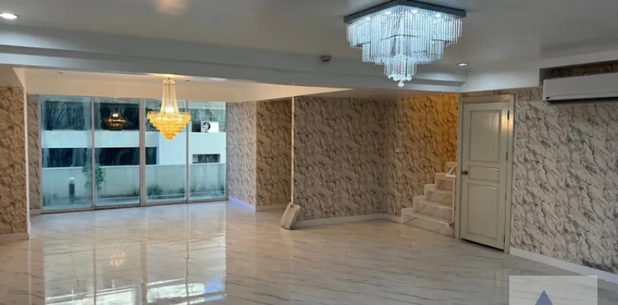 Duplex in Watthana, Bangkok, Thailand 4 Schlafzimmer № 215511
