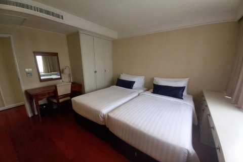 Condo in Bangkok, Thailand, 3 bedrooms  № 157510 - photo 12