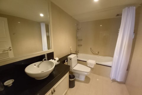 Condo in Bangkok, Thailand, 3 bedrooms  № 157510 - photo 11
