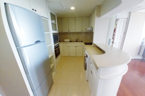 Condo in Bangkok, Thailand, 3 bedrooms  № 157510 - photo 16